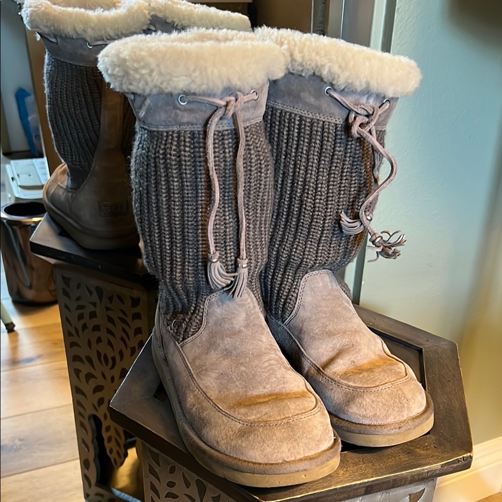 🛑 1 hour sale. UGGS, Cozy Knit and Suede Boots with Fur Trim, size US 8